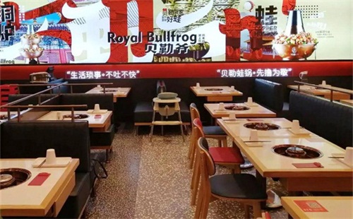 這家火（huǒ）鍋店開放“堂食”第一天（tiān），客人都在排隊.......