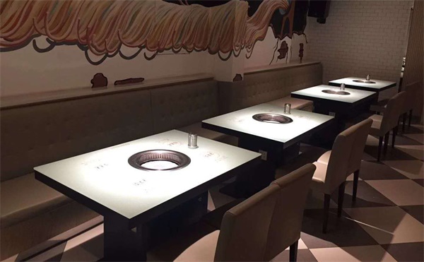 烤肉店用什（shí）樣的桌子適合,你知道怎麽采購烤肉（ròu）店桌子嗎?
