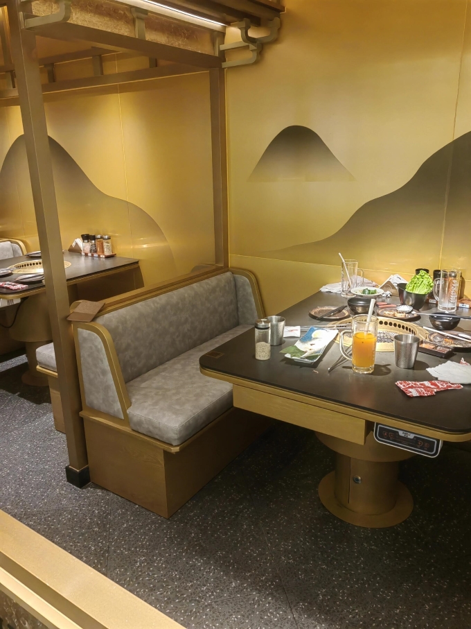 日式烤肉店(diàn)下排煙電烤烤肉桌
