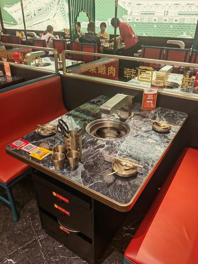 韓（hán）式烤肉店（diàn）下（xià）排煙炭火烤（kǎo）肉桌