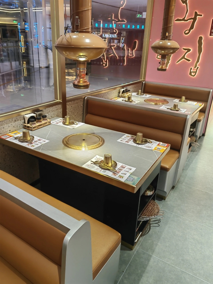 烤肉店上排煙無煙（yān）炭（tàn）火烤（kǎo）肉桌