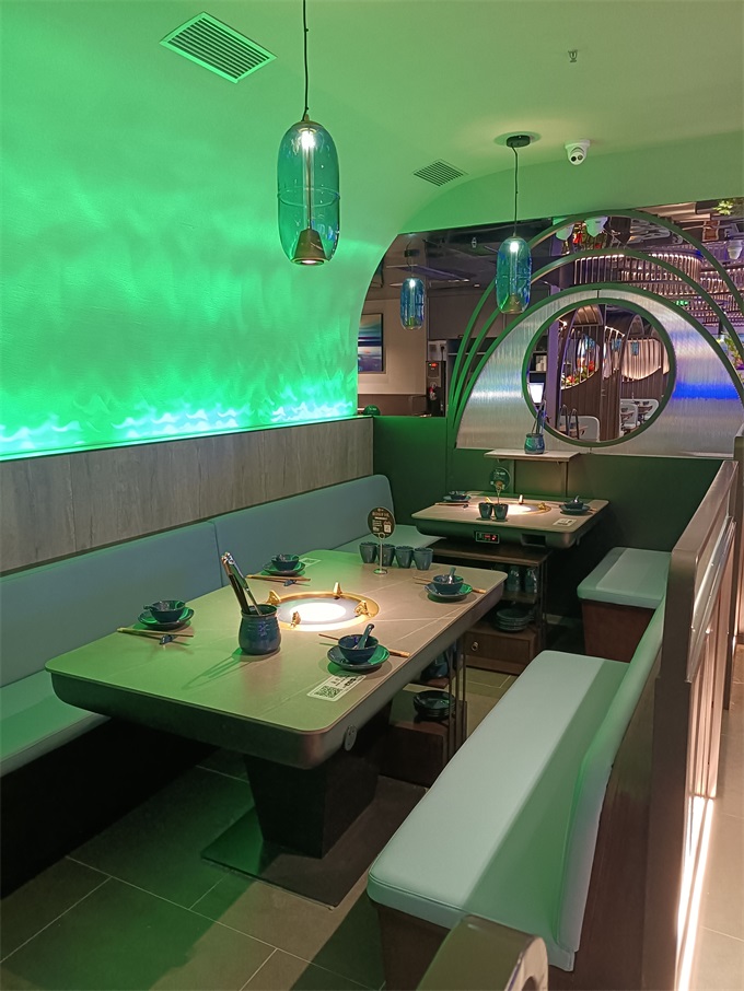 湊湊火鍋（guō）店桌椅
