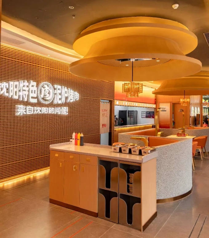 烤肉店（diàn）上（shàng）排煙炭火烤肉桌