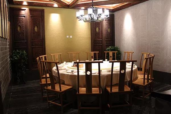 尕仔尕羊西北燒烤店包間（jiān）餐桌