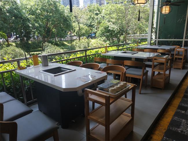袁（yuán）記串串香餐廳無（wú）煙火鍋桌