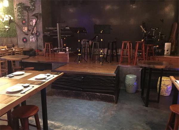 深圳梨渦淺(qiǎn)笑Live音(yīn)樂現場餐廳家具
