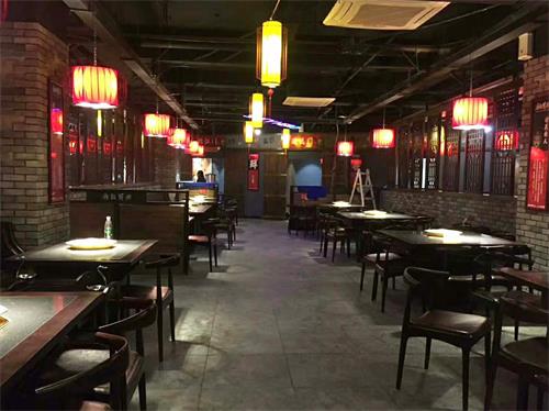 麻辣英雄重慶老火鍋南寧店火鍋桌椅(yǐ)實拍圖
