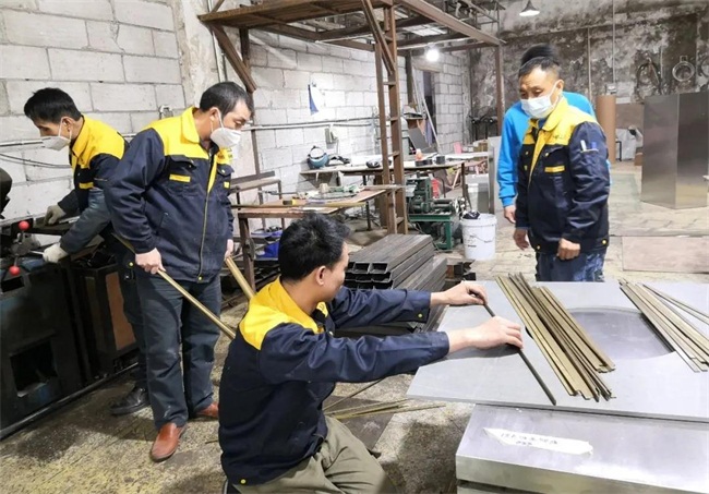 總經理與兩位樣板工程(chéng)師一起商討不鏽鋼家具工藝