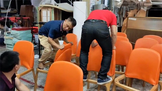 總經理跳上椅(yǐ)子框架(jià),親自示範如何檢測質量