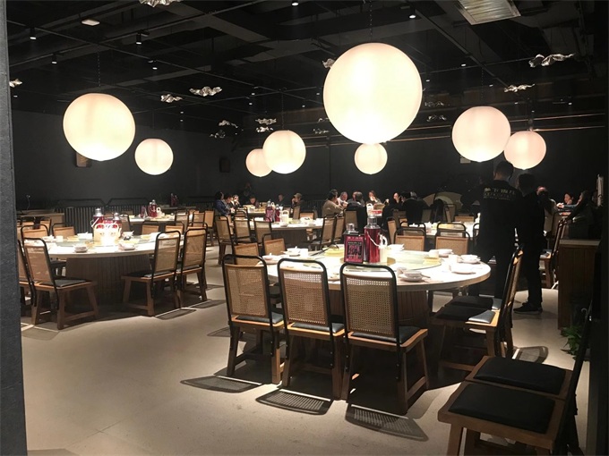 大理（lǐ）石圓餐桌實木藤條靠背椅