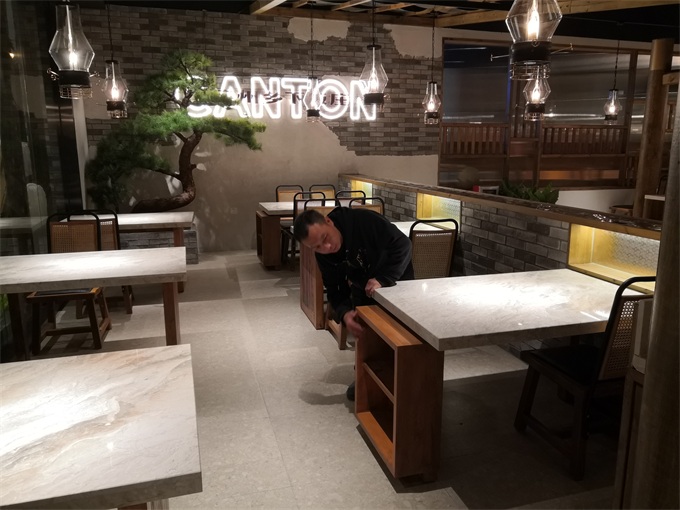 海德利總經理在廣州鄉下（xià）飯莊餐廳（tīng）檢驗大理石餐桌質量