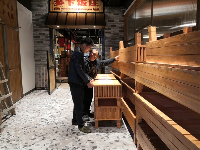 海德利總經理督促安裝師（shī）傅組裝前要再次確認（rèn）產品質量