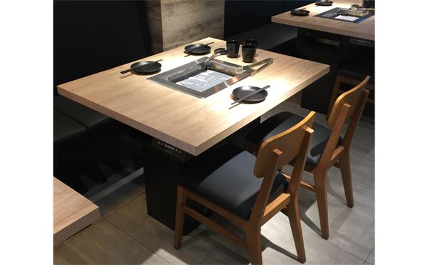 日式燒肉店（diàn）帶抽風淨化的烤肉桌（zhuō）