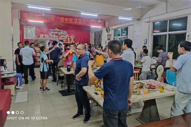 穀先生和全體家人共同舉杯慶佳節