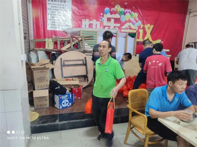 聚餐後同事們提著公司(sī)發放的月餅和柚子回家