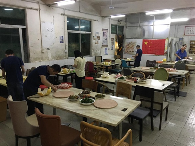 小夥伴協助幫廚和分配節日禮品