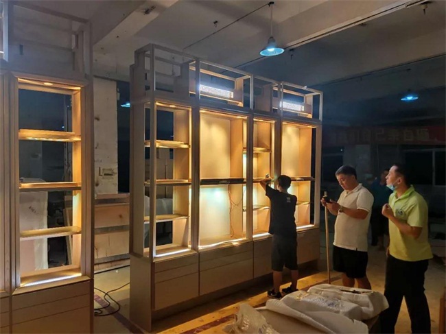 中國十大(dà)奢侈品牌之一溥(pǔ)儀眼鏡,實木不鏽鋼展櫃由海德利家具廠設計生產,出廠前做質(zhì)量檢查