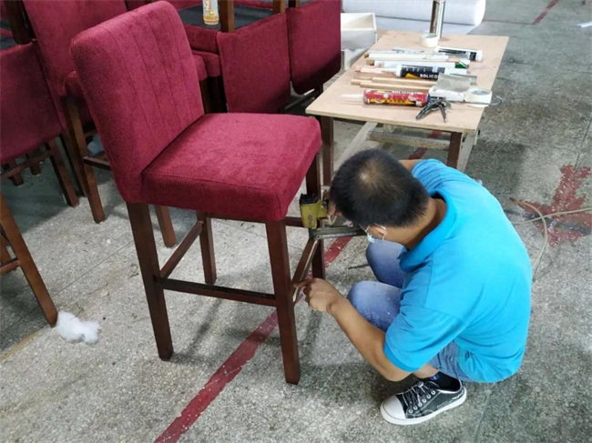 深圳lavo酒吧實(shí)木布藝軟包吧椅由海(hǎi)德利設計生產,師傅正在做最後組裝