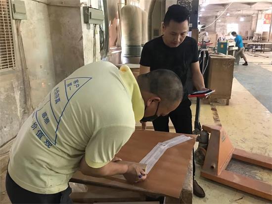 設（shè）計師看著產品工程師做首件家具前，按著1:1做出來的（de）模板，核對每一處比例。