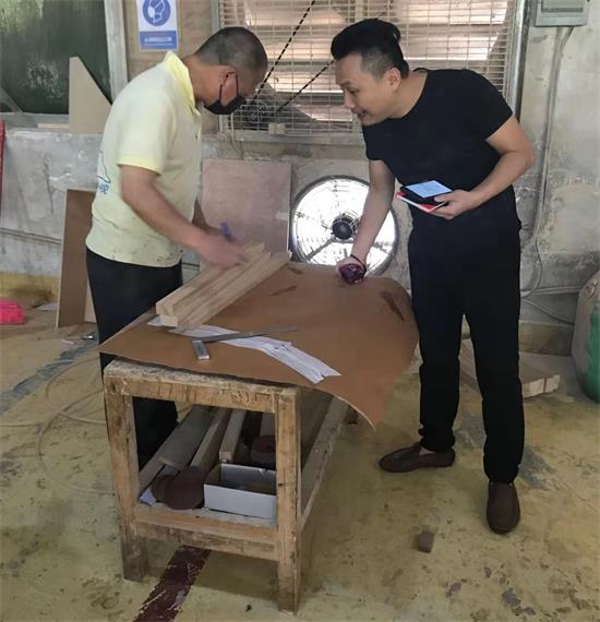 產品工程師做好（hǎo）模板是第一步，接下來要給（gěi）產品準備材（cái）料。設計（jì）師也參與選材，就是為了首件家具達到最（zuì）好的工藝標準。