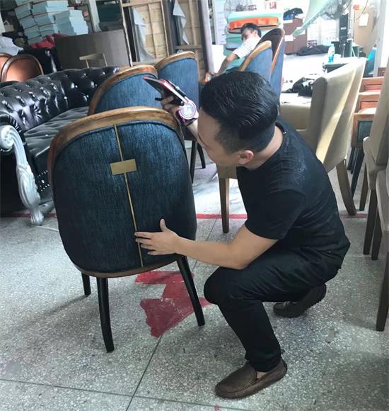 首席（xí）設計師李勤認真檢查椅子（zǐ）的每一個部件，他經常說：“好產品就是要做好每一個細節”。