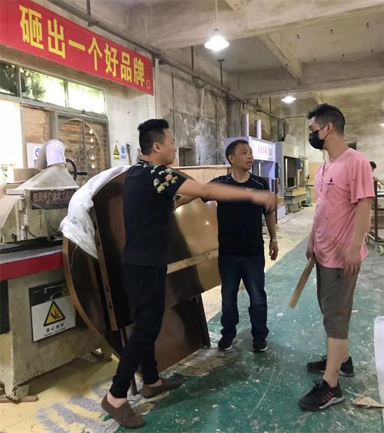 設計師李勤給生產主管詳細講解產品（pǐn）的每一個工藝標準和要求，海德利總（zǒng）經理穀（gǔ）先生也在認（rèn）真傾聽（tīng）。