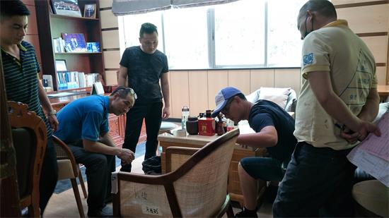設計師與客戶、產品工程師（shī）和生產廠長一起對照家具，認真檢查每（měi）一處細節，並提出（chū）改進意見。
