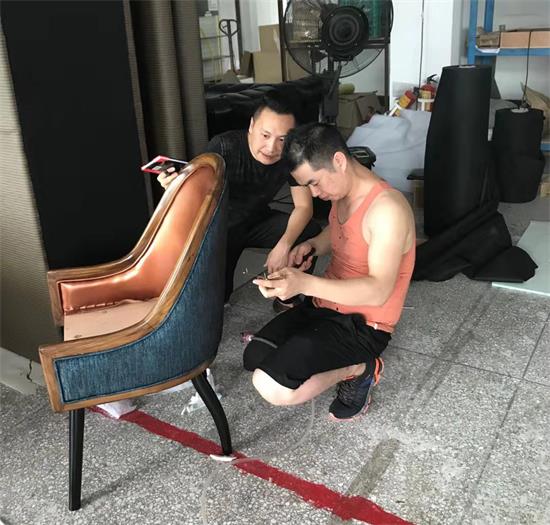 設計師與生產主管反複推敲產品細節